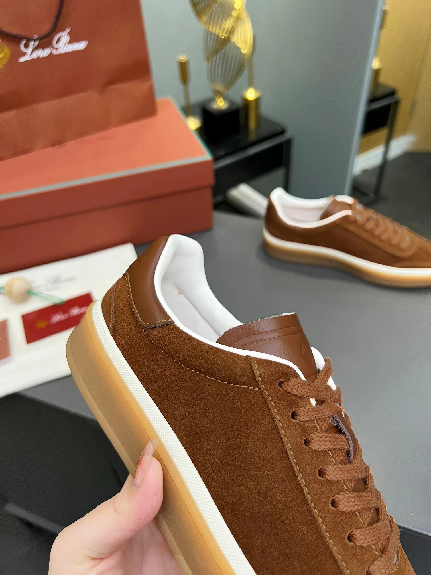 Factory price: 580💰Purchase level, high version🦅⛳️ Italy [Loro men's shoes💰iana] Tennis walk series L men's shoes💰Couple moral training shoes casual sports shoes sneakers🎁🎁 Original purchase development and production This new suede tennis shoe adopts an ultra-low design, suitable for wearing all year round👫👫 The wrapped sole creates an effortlessly attractive color combination that harmoniously blends functionality with understated style, making it the ideal shoe for urban wear. Soft calfskin tongue with Kummel color insert at the heel, embossed L Men's shoes 💰 Logo Cotton lace upper, cowhide suede sole Rubber-lined calfskin ✦ Upper: imported first-layer cowhide ➕ Customized original cowhide ✦ Lining: cowhide lining ➕ Cow leather insole ✦ Sole: Original open-molded T men's shoe 💰R ultra-lightweight outsole ✦Packaging: Original full set of packaging ✦Female size: 35--40, ✦Male size: 39--44, customized 45